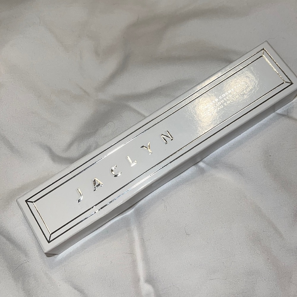 Jaclyn Hill Cosmetics powder highlight brush fan highlighter J03